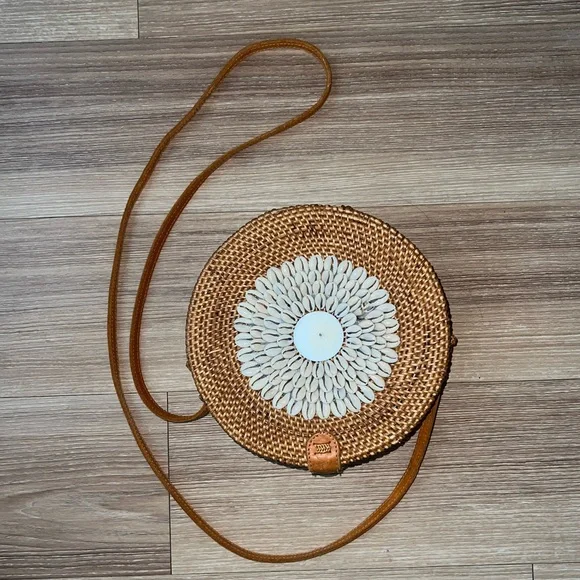 Street Level Round Wicker Seashell Crossbody Straw Bag - Picture 2 of 11